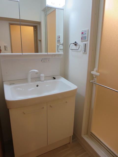 Wash basin, toilet. Indoor (12 May 2013) Shooting