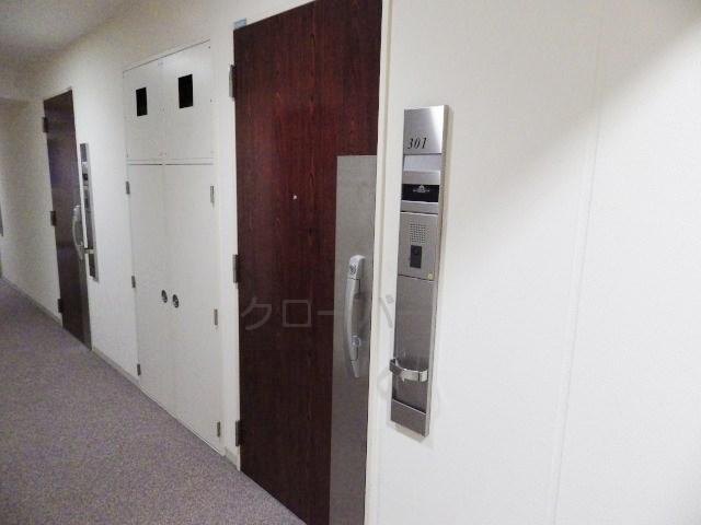 Other common areas. Sharing unit Entrance