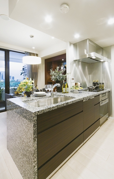 Kitchen with functionality was also pursuing beauty as interior. Adopt a natural stone in the sleeve wall not only counter. Disposer and dishwasher, Water purifier built-in single-lever shower mixing faucet, Glass top 3 burner stove (except for some) equipment, etc.