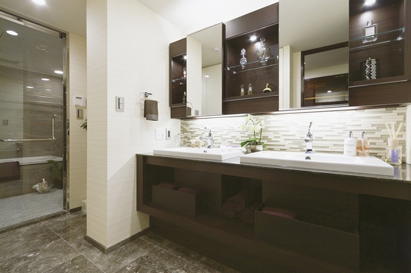 Double bowl specification wash room that can be used slowly two people. Natural stone is decorated on the floor, It will produce an elegant private time. Set up a linen cabinet on the wall the entire surface of the back