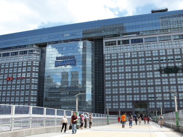 Surrounding environment.  [Shinjuku Takashimaya] Located in Takashimaya Times Square spread to the south exit of Shinjuku Station. Tokyu Hands and Kinokuniya bookstores have also been features, Is a comprehensive department store convenient-to-use. (Walk 22 minutes ・ About 1730m)