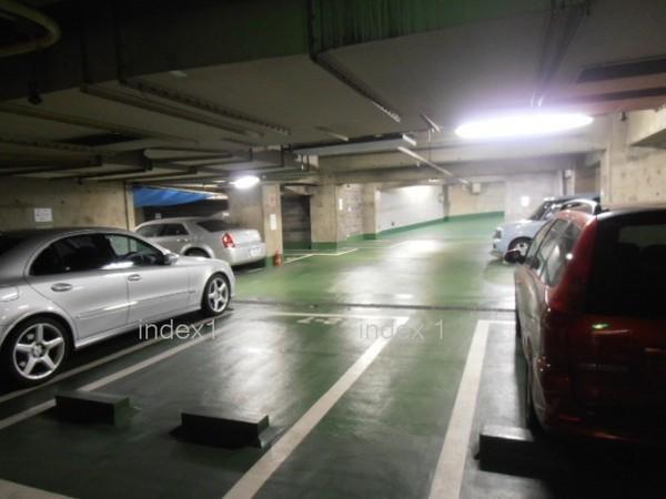 Parking lot. There is a car park in the basement (free confirmation required)