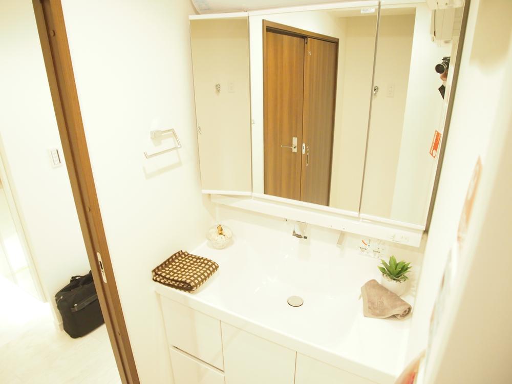 Wash basin, toilet. Indoor (12 May 2013) Shooting