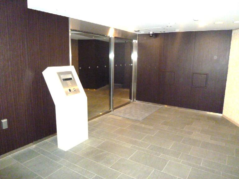 Entrance. Common areas
