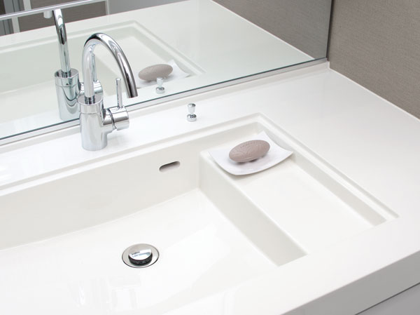 Bathing-wash room.  [Step with integrated bowl] It was provided with a space to put a like wet cups and soap in the sink bowl. Counter is difficult dirt, Saving you the hassle of cleaning.