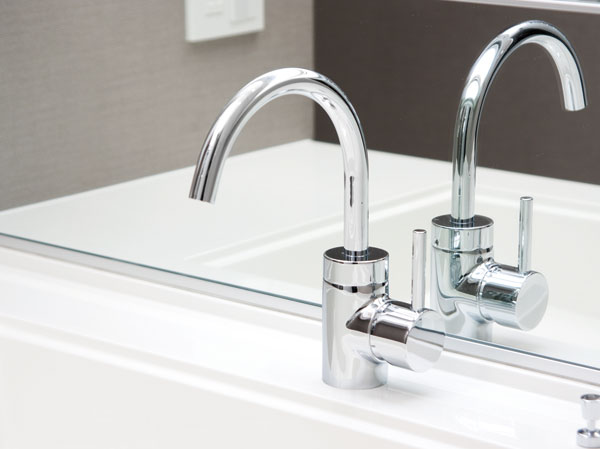 Bathing-wash room.  [Single lever faucet] Wash basin in vanity has adopted a well-designed single-lever faucet. Form of graceful swan neck is served with elegance in vanity of space.