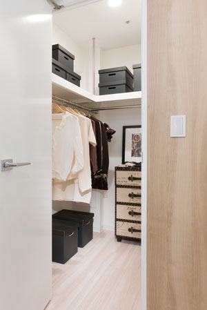 Receipt.  [Walk-in closet] Walk-in closet that can confirm the stored items at a glance is, Large-scale storage with the size of the room. In addition to a number of clothing, Drawer to feet and chest, It can also be accommodated, such as shoe box.