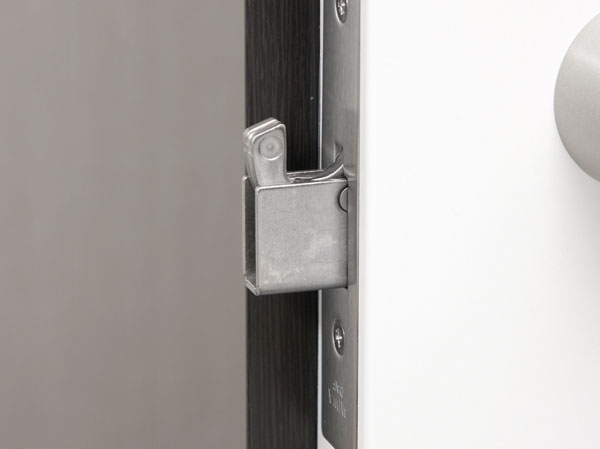 Security.  [Sickle dead bolt] Unlocking insert and bar between the frame and the door, As a countermeasure to the modus operandi of the pry, It has adopted a sickle dead bolt Seridasu sickle of the bracket and locking the key to the front door.