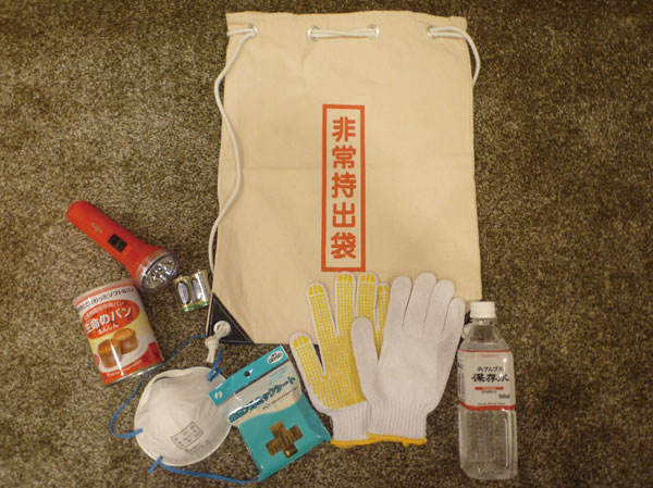 earthquake ・ Disaster-prevention measures.  [Disaster prevention Luc] We will be given the disaster prevention backpack to each household at the time of your delivery. Very equity Debukuro that flame retarding has been subjected, Disaster save for drinking water, Canned bread that can be long-term storage, Cotton work gloves to dust mask, Compact size of the siren with radio light (with battery), Because there is a cold effect feature rescue sheet that can be used as an alternative to blankets and overcoat.  ※ The photograph is an example of the fixtures.