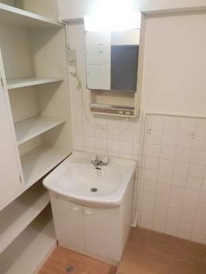 Washroom. ☆ Independent wash basin ☆ It is convenient because there is a storage rack next to