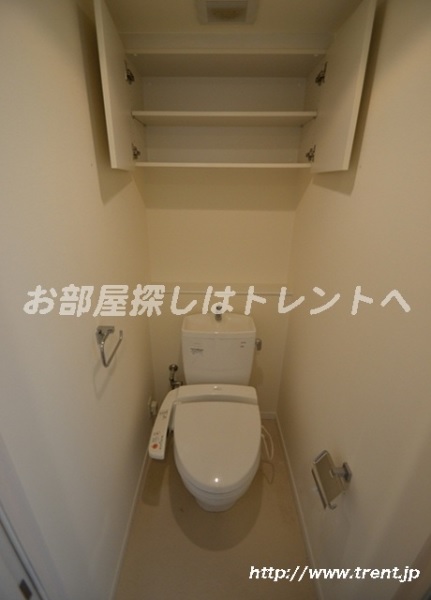 Toilet. It is 1K photo of the same building in Room difference. Please see for reference. 