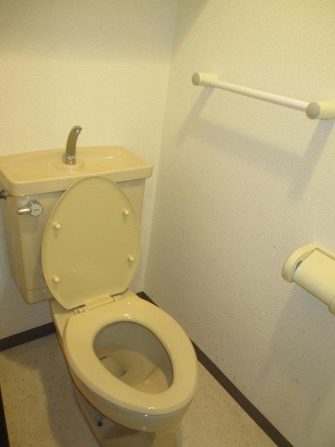 Toilet. Indoor (12 May 2013) Shooting