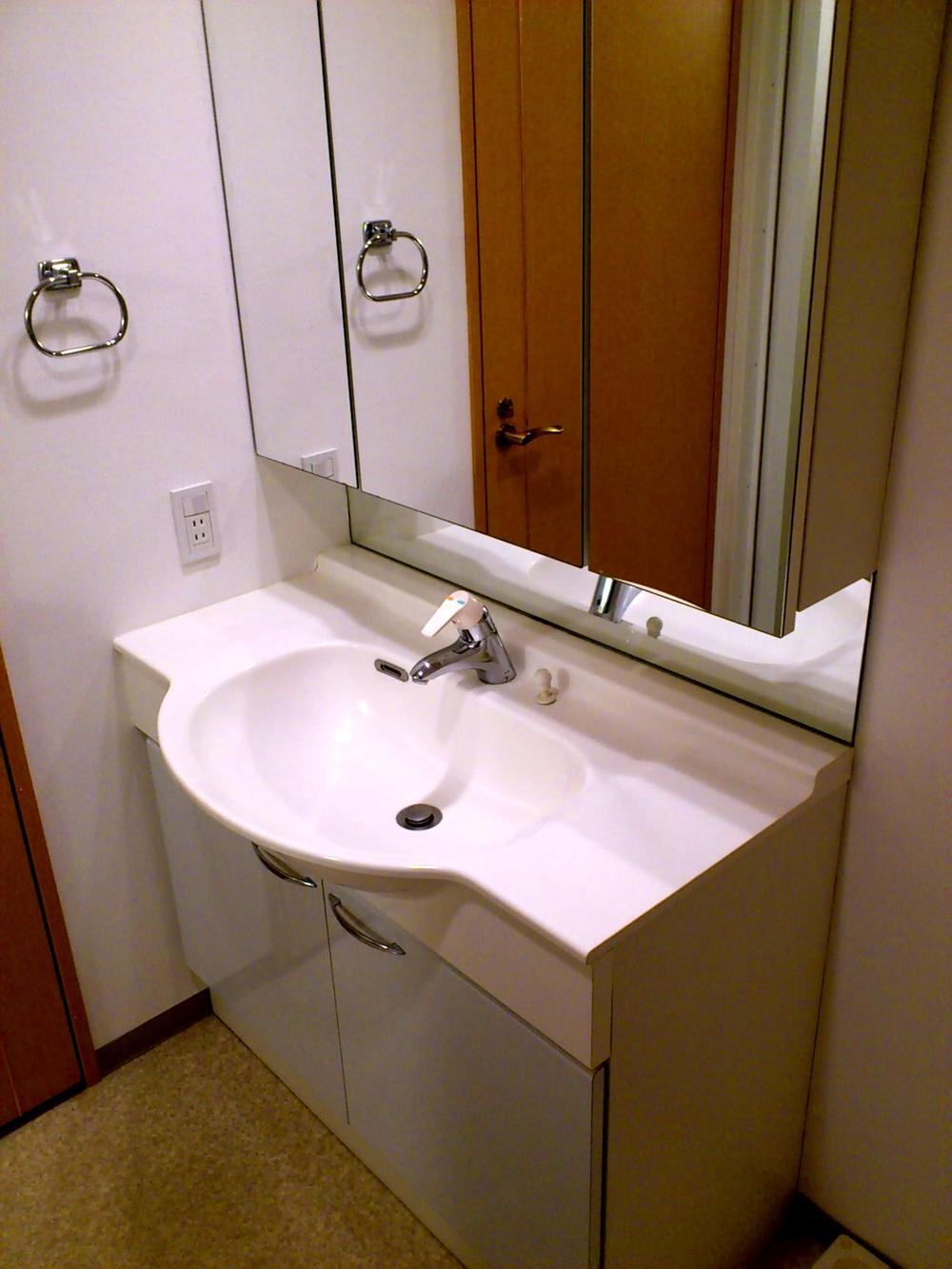 Wash basin, toilet. Local (February 2013) Shooting
