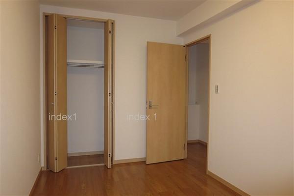 Non-living room. Closet in the entrance side of the Western-style