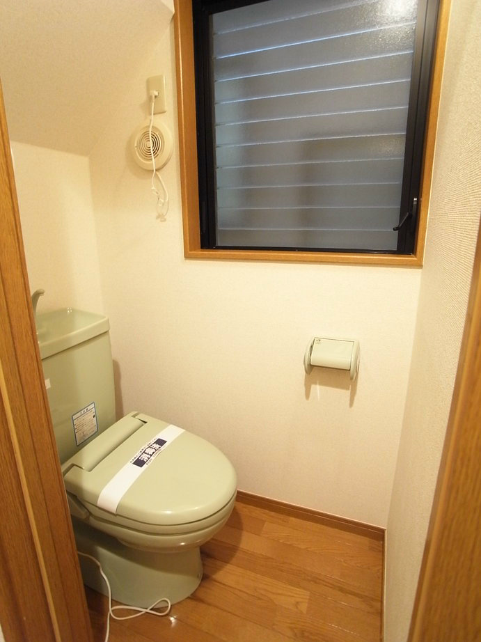 Toilet. Toilet (1F)
