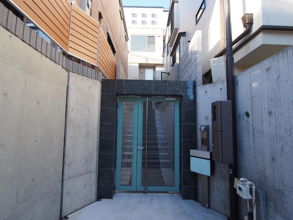 Local appearance photo. Local (10 May 2013) Shooting