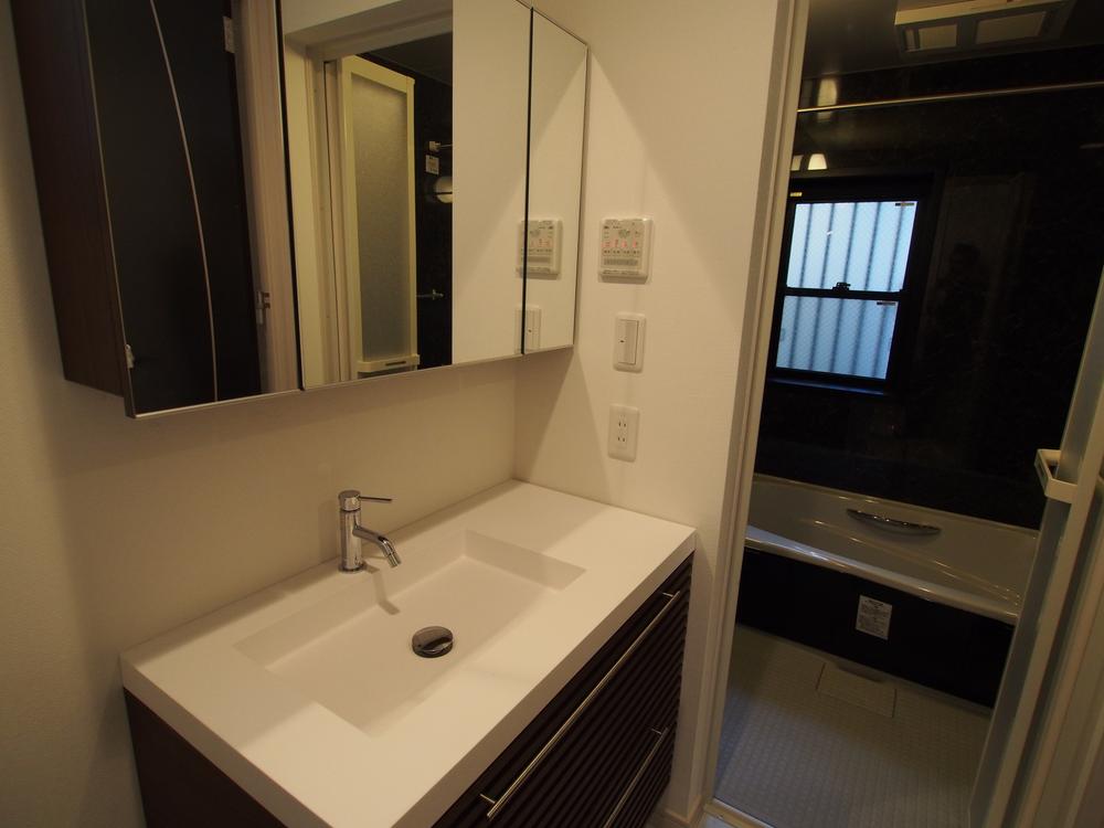 Wash basin, toilet. Indoor (10 May 2013) Shooting