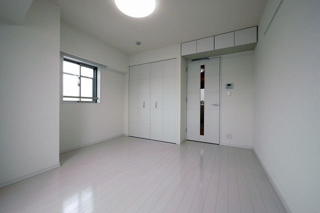 Living and room. Corner room! Two-sided lighting!