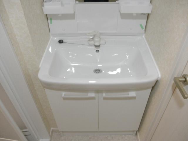 Wash basin, toilet. Indoor (11 May 2013) Shooting