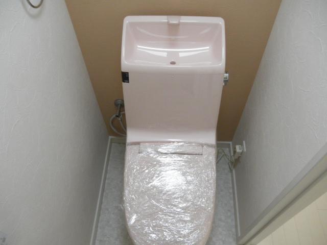 Toilet. Indoor (11 May 2013) Shooting