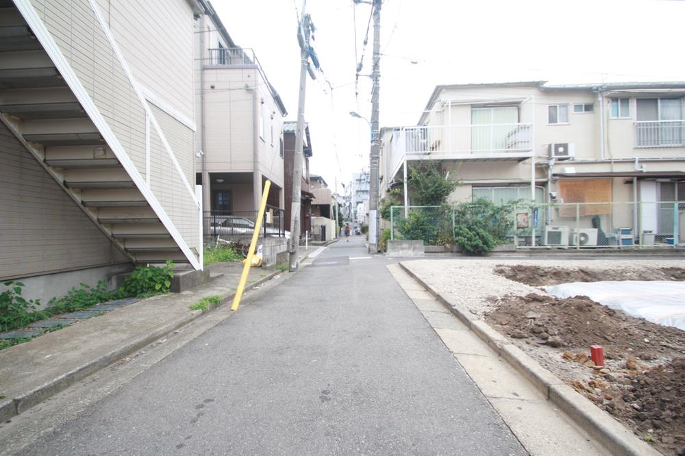 Local photos, including front road. Front road feel the spread than the actual width