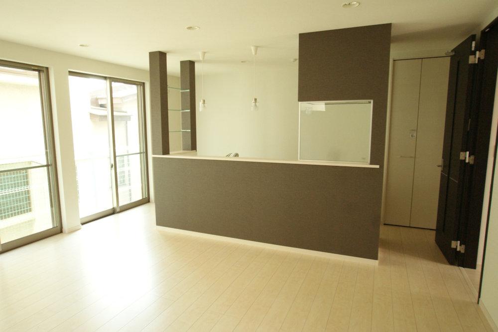 Same specifications photos (living). It will be the construction example of the kitchen. It is a popular face-to-face.