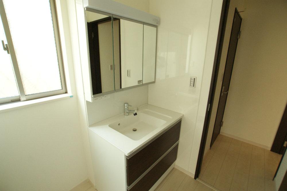 Same specifications photos (Other introspection). It becomes the example of construction of the wash basin. Shampoo is a dresser with a three-sided mirror.