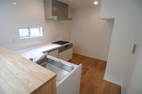 Kitchen. From the easy-to-use L-shaped counter kitchen, Because the entire living room overlooking, It is safe for those who small children come.