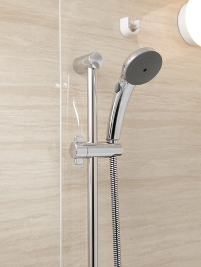Bathing-wash room.  [Water-saving shower head] With the push of a button the water discharge ・ Control the water stop.