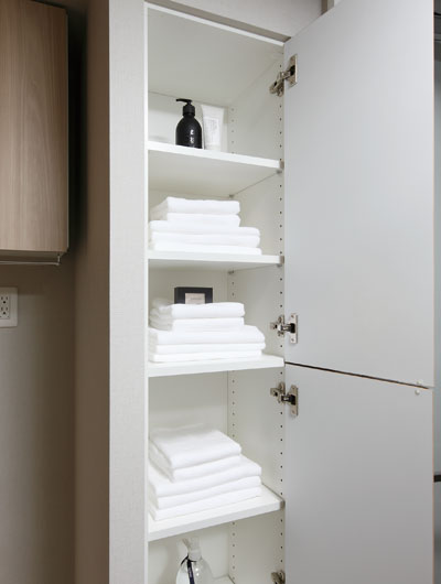Bathing-wash room.  [Linen cabinet] Offer a definitive housed in stock, such as towels and detergent.