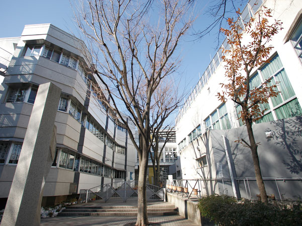 Surrounding environment. Ochiai junior high school (about 240m ・ A 3-minute walk)