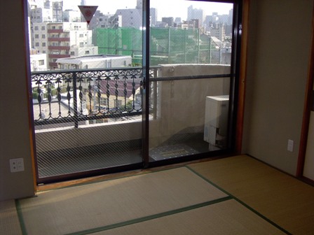 Other room space. South-facing sunny Japanese-style room 6 quires