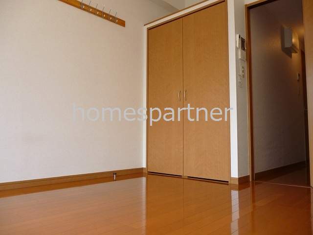 Living and room. F.