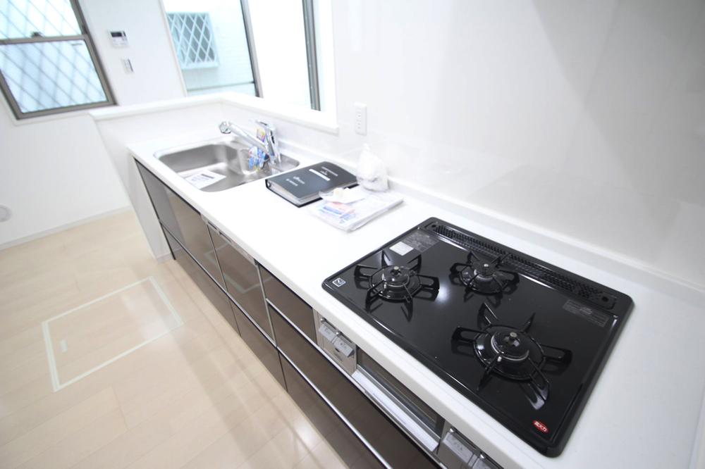 Kitchen. It is an artificial marble top system Kitchen. It is a popular face-to-face.