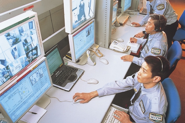 Secom control center of. Introducing the emergency communication image monitoring service an application of the system for a convenience store robbery measures in entrance and in the elevator. Pressing the panic button when the image and audio will be sent to the Center