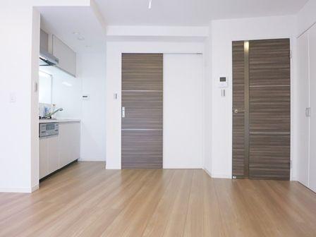Living. ~ Already the new interior renovation ~ Furnished Corner Room ・ South-facing every good hit yang. A 3-minute walk station, Commuting convenient 4 line 3 Station is available.