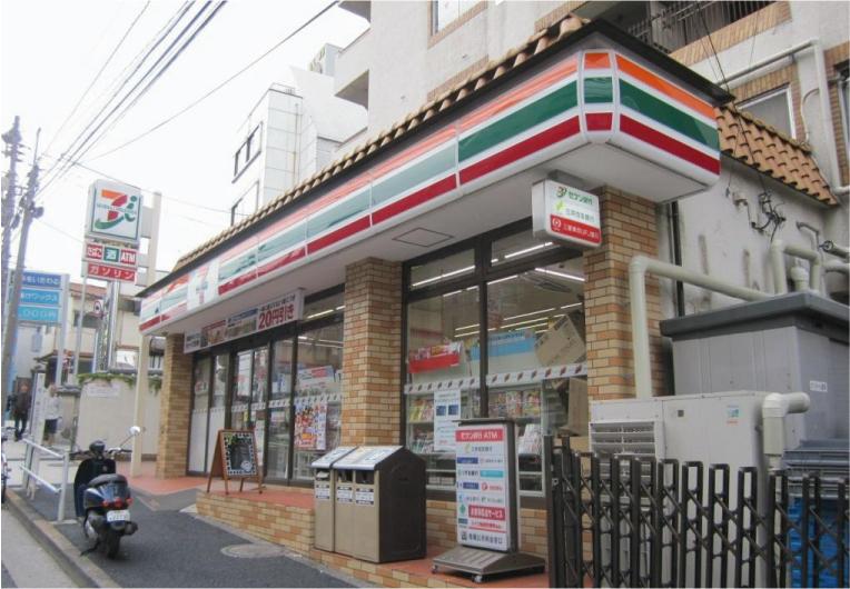Convenience store. Seven-Eleven in about 240m