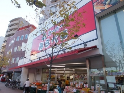 Supermarket. 600m to Mirabel (super)