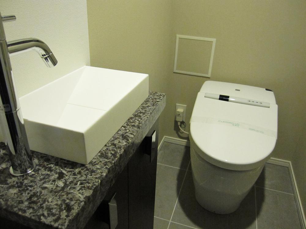 Toilet. Indoor (08 May 2013) Shooting