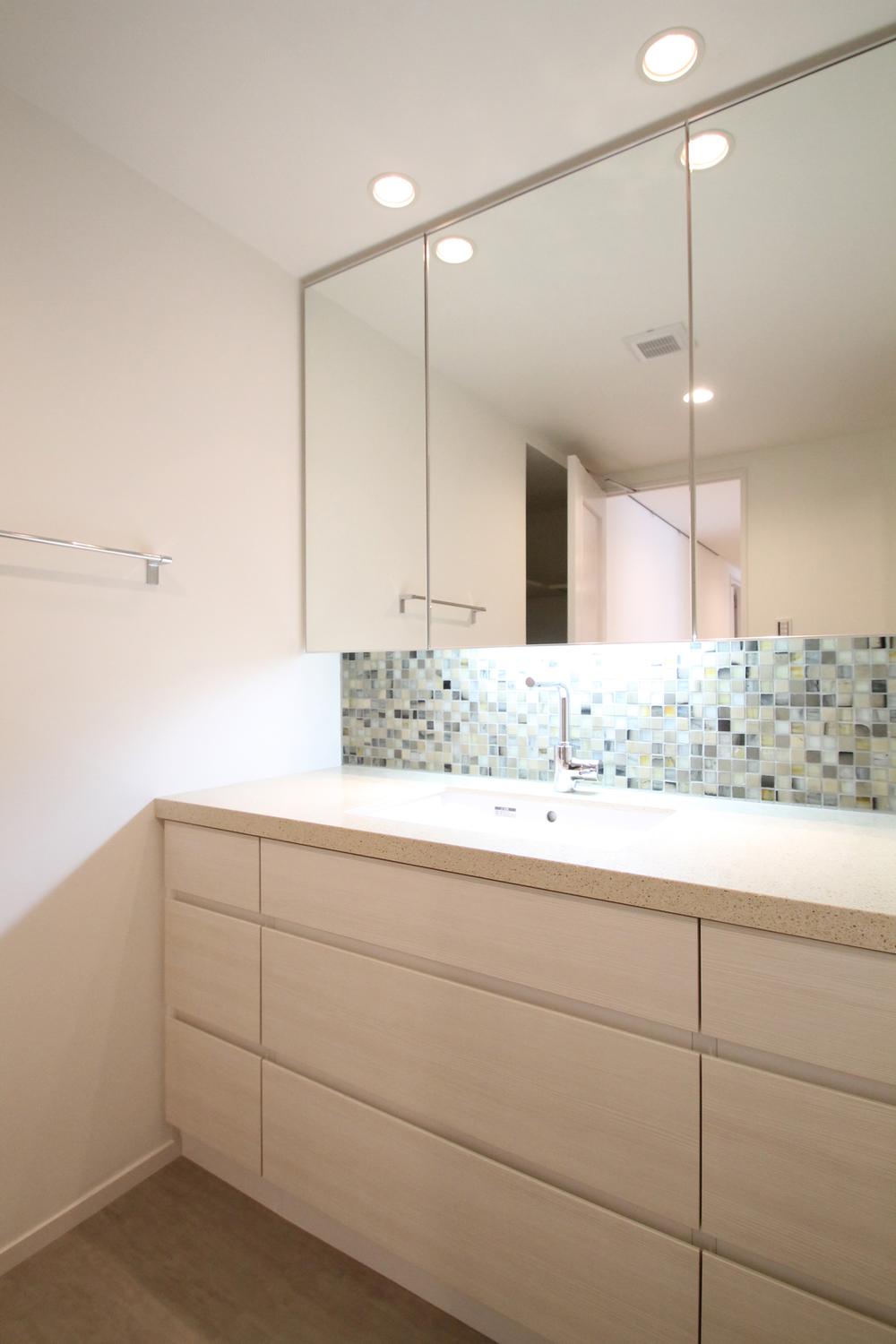 Wash basin, toilet. Beautiful water around was also provided with a function of not only the design.