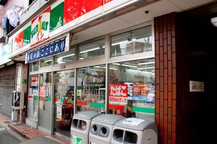 Convenience store. Thanks Shinjuku twelve companies store up (convenience store) 221m