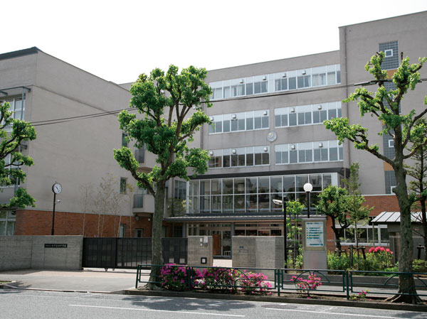Surrounding environment. Nishi-Waseda Junior High School (about 720m ・ A 9-minute walk)