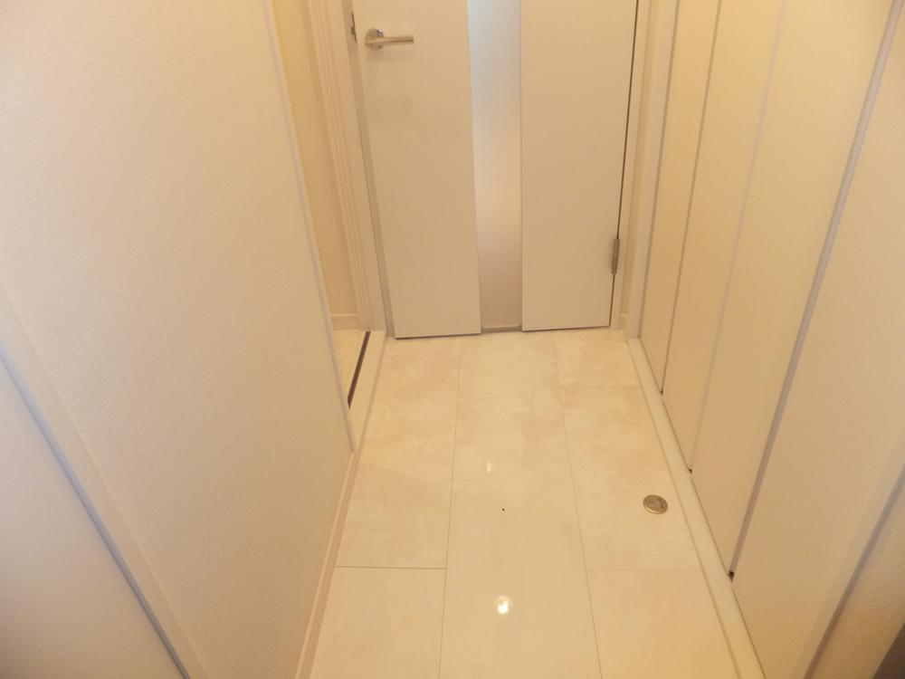 Entrance. Seller example of construction (other property photos)