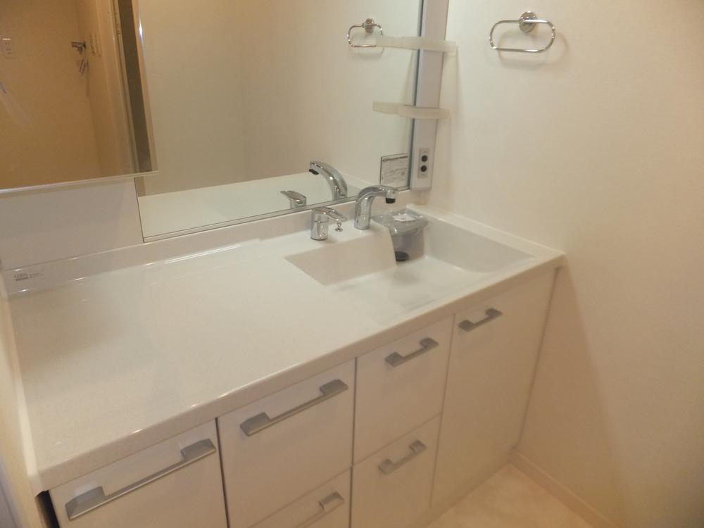 Wash basin, toilet. Seller example of construction (other property photos)