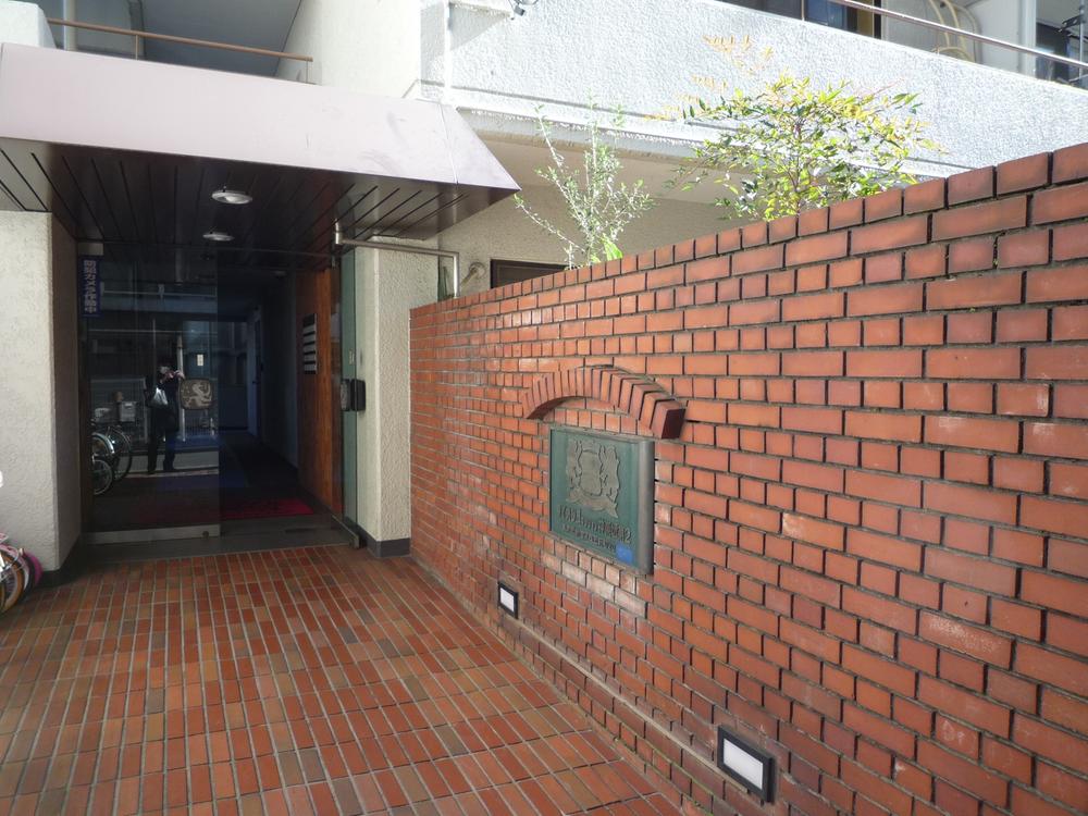 Entrance. Local (12 May 2013) Shooting