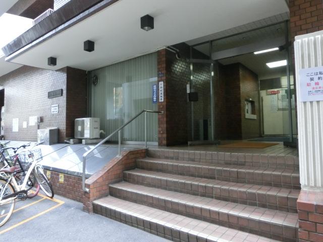 Entrance. Common areas