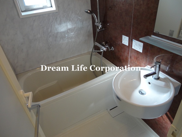 Bath. ※ In fact the we use the photos in the same building may be different.