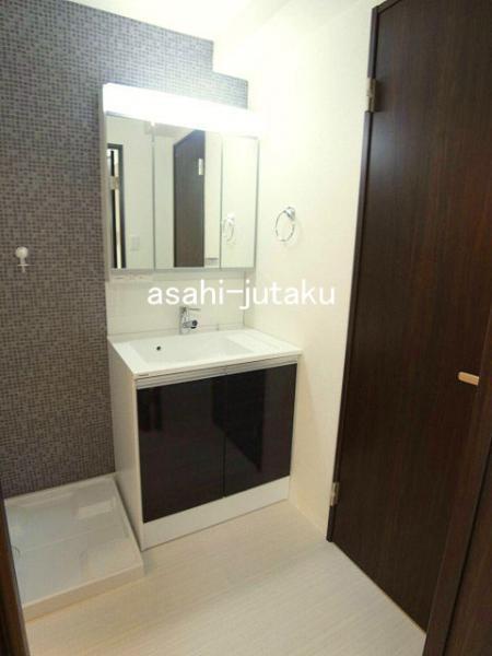 Wash basin, toilet. Wash basin