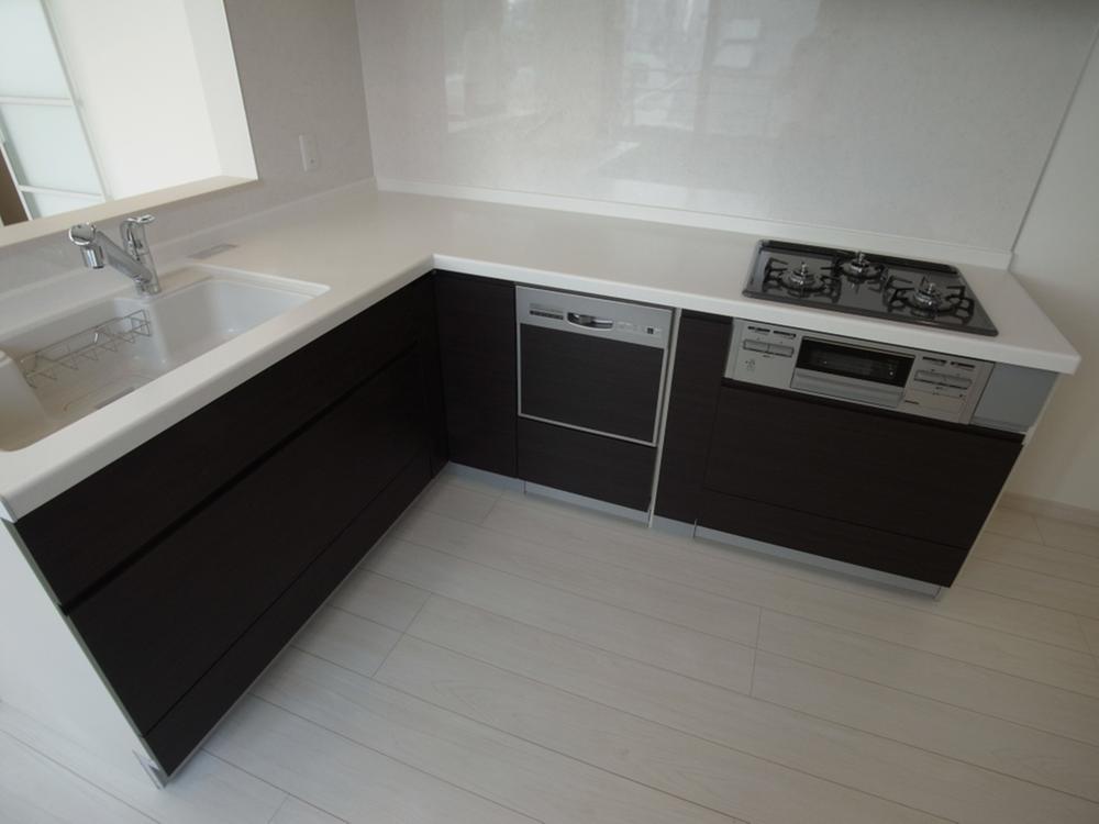 Kitchen. Dishwasher ・ System kitchen is equipped with a water purifier, Face-to-face. While enjoying the conversation with family and friends, Watching television, It is a kitchen where cooking is fun. 