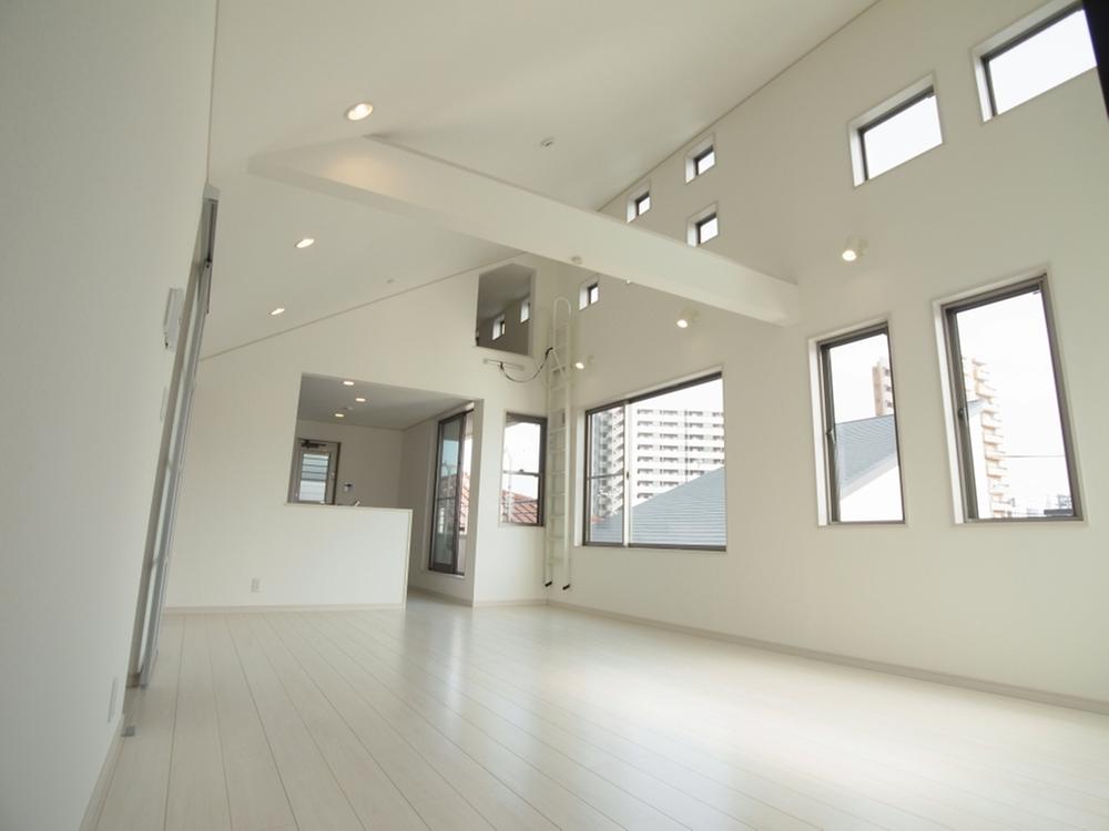 Living. Full of sense of openness and sunshine of the ceiling height 4.5m which is built on a hill boast of living